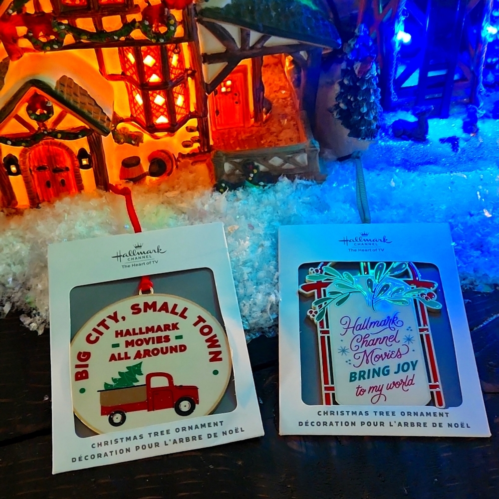 Hallmark metal ornament nwt , giftable